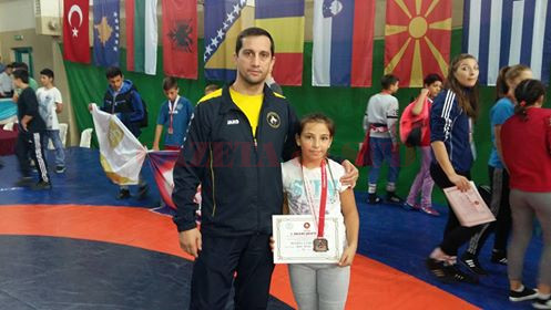 Alisa Bora, medaliată cu argint, alături de antrenorul Aurel Cimpoeru