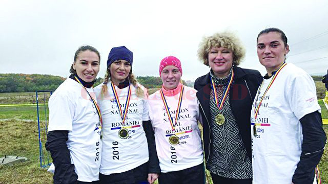 Mihaela Popescu (stânga), Alina Niţuleasa (a doua din stânga) şi Alina Voiculescu (dreapta) sunt mămicile campioane. Ele sunt antrenate de Cristieana Cojocaru (a doua din dreapta). Din echipa medaliată cu aur a făcut parte şi Elena Moagă (centru).