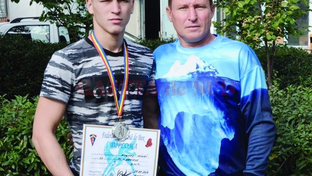 Mihai Anghel, medaliat cu argint, alături de antrenorul său, Ion Dragomir (Foto: Alexandru Vîrtosu)
