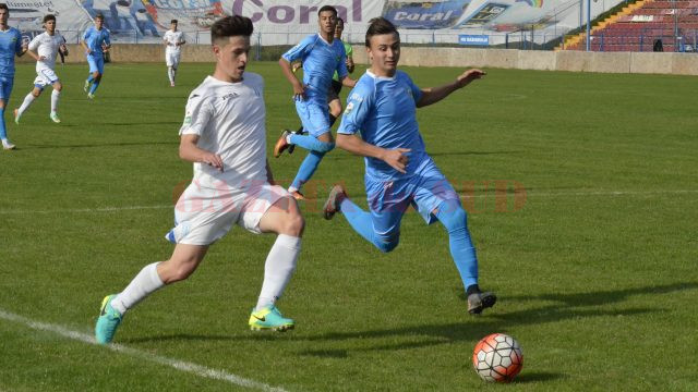 Alex Popescu (în alb) și colegii săi nu au avut un meci ușor cu ilfovenii (Foto: Alexandru Vîrtosu)