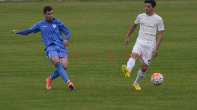 Vladimir Screciu (în albastru) este nelipsit de la naționala U17 (foto: Alexandru Vîrtosu)
