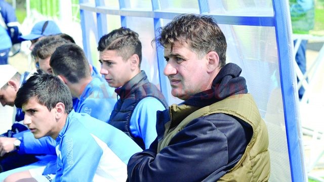Mugur Gușatu își poate urmări elevii doar din tribună până la lămurirea situației (Foto: Alexandru Vîrtosu)