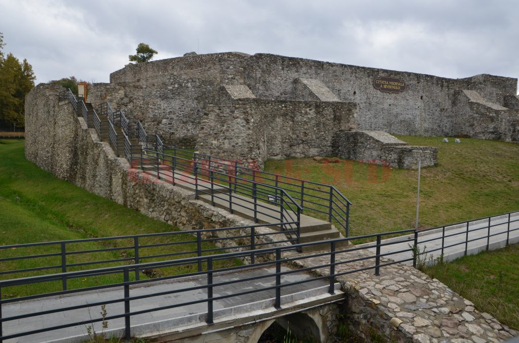 Cetatea Medievală a Severinului, care a fost construită în secolul al XIII-lea, a devenit un punct de atracţie pentru turişti  (Foto: Bogdan Grosu)
