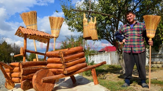 Dumitru face din lemn și obiecte decorative pentru grădină (Foto: Bogdan Grosu)