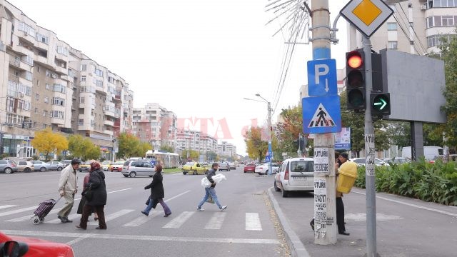 Semafoarele de la intersecţia Căii Bucureşti cu strada Nicolae Bălcescu, funcţionale după un grav accident de circulaţie (Foto: GdS)