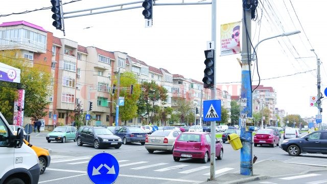La intrarea în parcarea Electroputere Mall de pe Calea Bucureşti se formează ambuteiaje din cauză că semafoarele nu funcţionează (Foto: GdS)