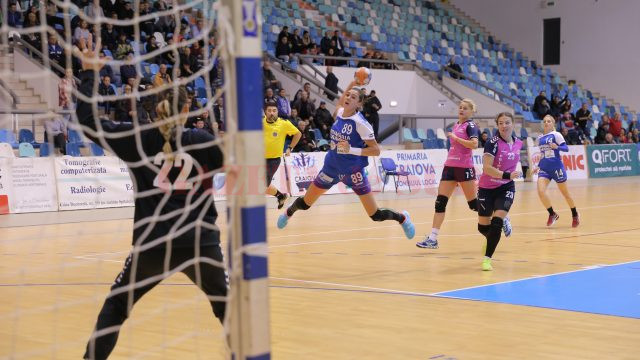 Cristina Zamfir (la minge) a făcut din nou un meci bun în tricoul Craiovei (foto: Lucian Anghel)