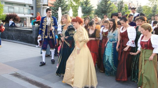 Alaiul de prinţese şi domniţe condus de primar porneşte într-o promenadă în centrul oraşului, cu ocazia Zilelor „Mihai Viteazul“ din 2014, sub privirile directorului Operei din Craiova, Antoniu Zamfir (Foto: Arhiva GdS)