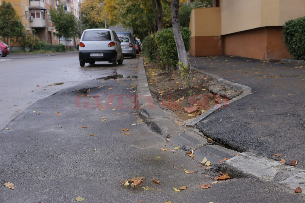 Pe strada Dr. Mihail Cănciulescu, asfaltul nu a rezistat prea mult, după ce s-a intervenit la o avarie  (Lucian Anghel)