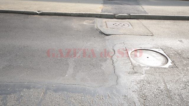 Asfaltul de pe strada Petre Ispirescu s-a lăsat din cauza unei avarii la reţeaua de canalizare
