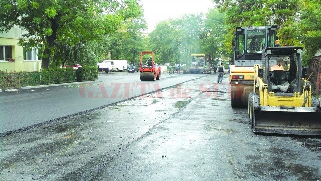 În Craiovița Nouă se asfalta de zor săptămâna trecută, deși afară ploua