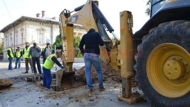 Pe strada Iancu Jianu, CAO a intervenit recent tot pentru o avarie la reţeaua de canalizare