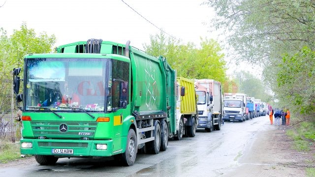 Imaginile cu maşinile Salubrităţii Craiova la poarta depozitului de gunoi vor deveni istorie (Foto: GdS)
