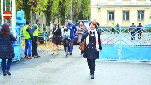 Prima probă a concursului pentru ocuparea funcțiilor de director și director adjunct din cadrul unităților de învățământ din Dolj s-a desfășurat la Colegiul „Ștefan Odobleja“ din Craiova (FOTO: Claudiu Tudor)