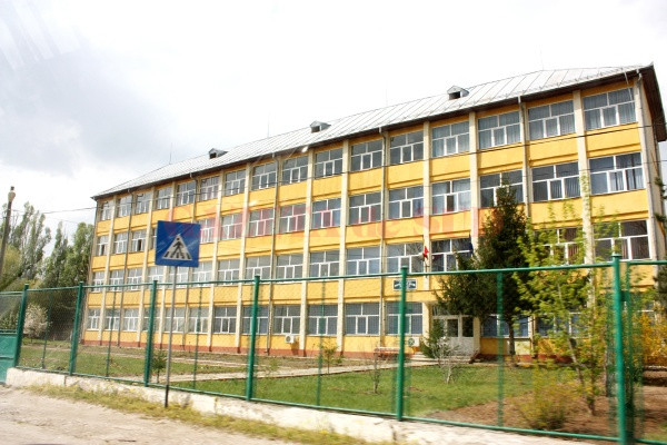 Tot ieri s-a deschis ancheta epidemiologică la Liceul „Petre Baniță“ din Călărași, după ce un elev a fost diagnosticat cu TBC, săptămâna trecută (Foto: Lucian Anghel)