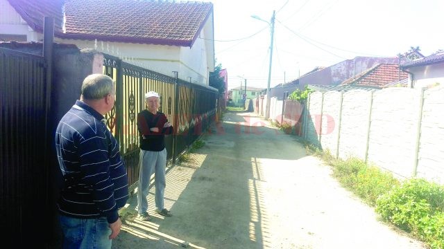Craiovenii care locuiesc pe Aleea Fluturi speră ca și drumul lor să fie îmbunătățit în vreun fel, după ce strada Fluturi va fi asfaltată (FOTO: Marian Apipie)