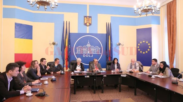 Oficiali români şi francezi s-au întâlnit ieri la Craiova, pentru a semna un nou acord pentru sprijinirea doljenilor care doresc să se întoarcă în ţară (Foto: Lucian Anghel)