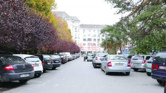 În prezent, parcările amenajate în zona Casa Albă - English Park, dar și cele de pe strada Romul sunt pline de mașini, în timp ce parcarea subterană este aproape goală (Foto: Lucian Anghel)