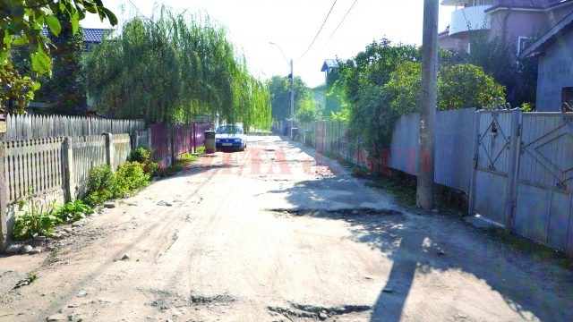 Strada Poieni din cartierul craiovean Lascăr Catargiu,  plină de gropi (FOTO: Claudiu Tudor)