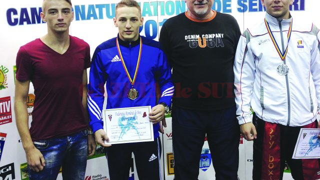 Antrenorul Constantin Cucu a deplasat trei sportivi la Campionatul Naţional rezervat seniorilor. Irinel Olaru (dreapta) a cucerit medalie de argint, Darius Stănică (al doilea din stânga) a obţinut medalie de bronz, iar Bogdan Marinaş (stânga) a fost învins în primul meci