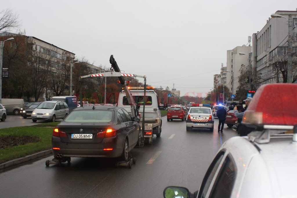 Până la decizia Curții Supreme de anul trecut, mașinile staționate neregulamentar erau ridicate de angajații RAT Craiova (Foto: Arhiva GdS)