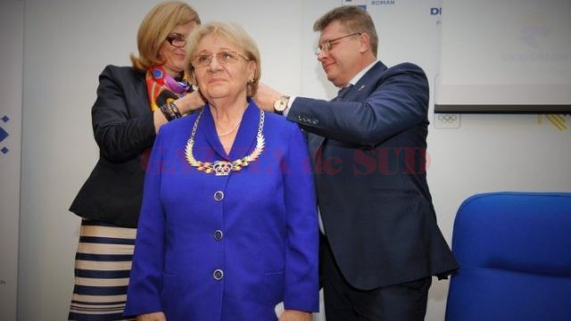 Ana Pascu a primit „Colanul de Aur” de la Elisabeta Lipă, ministrul Tineretului și Sportului, și de Nicu Vlad, președintele Federației Române de Haltere.