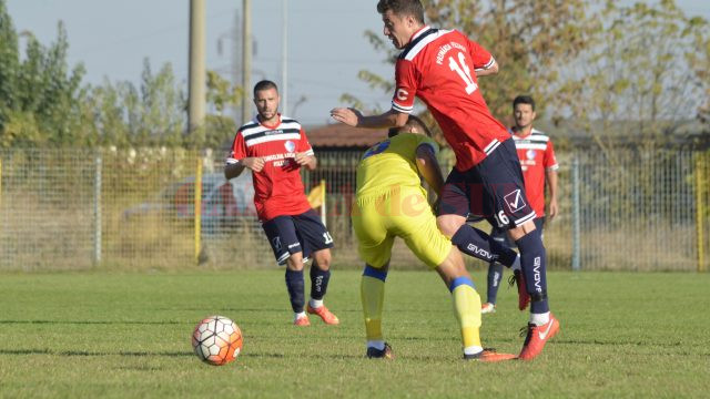 Nicușor Neacșu (în roșu) a marcat în meciul de la Mioveni II (foto: Alexandru Vîrtosu)