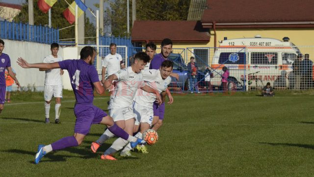 Alex Popescu (la minge) și colegii săi țintesc cele trei puncte cu Aninoasa (foto: Alexandru Vîrtosu)