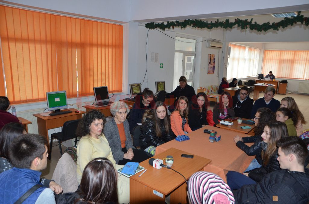 Tineri români şi bulgari vizitează bătrânii din două cămine pentru a le asculta poveştile 