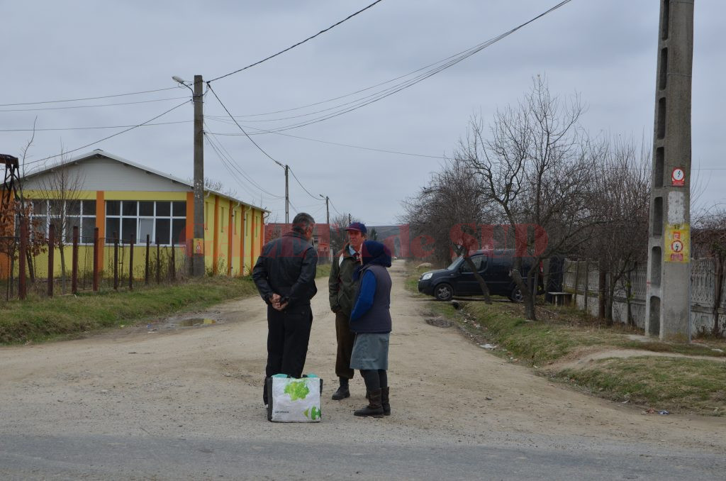 Oamenii mai ies din curte doar pentru a-şi duce rudele la microbuz (Foto: Bogdan Grosu)