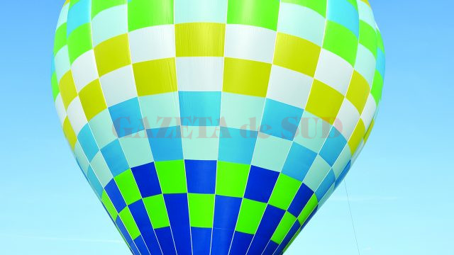 Balonul cu aer cald este singurul din regiunea Olteniei, iar în restul ţării  mai sunt doar nouă (Foto: Lucian Anghel)