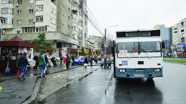La Piaţa Centrală, alveola era liberă, dar şoferul autobuzului 2b a preferat să staţioneze în stradă (Foto: Bogdan Grosu)