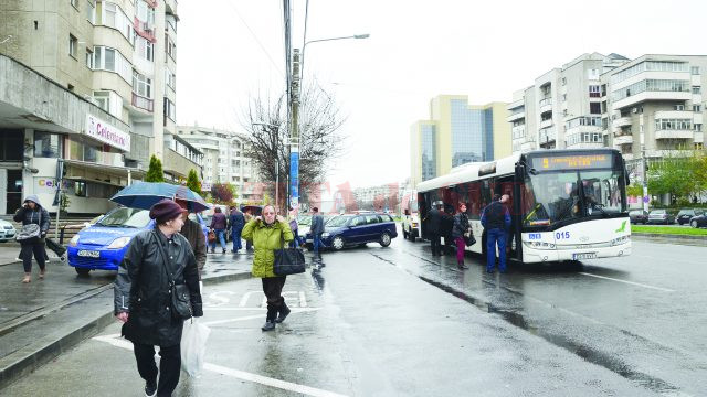 Şoferul autobuzului de pe traseul 9 a oprit tot în stradă (Foto: Bogdan Grosu)