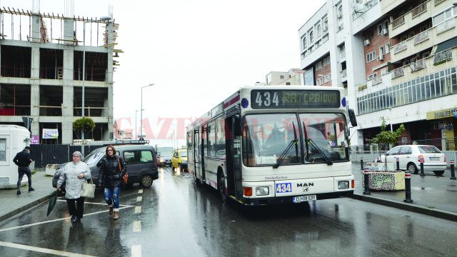 Pe strada Arieş, autobuzul 3 a oprit în plină stradă, şoferul ignorând complet alveola (Foto: Bogdan Grosu)