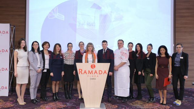 Directorul general al Ramada Plaza Craiova, Lia Suciu (la pupitru), și-a prezentat echipa angajaților din complexul hotelier (Foto: Lucian Anghel)