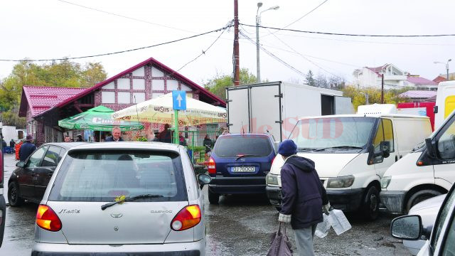 Oamenii fac „slalom“ printre maşini pentru a intra în piaţă (Foto: Lucian Anghel)