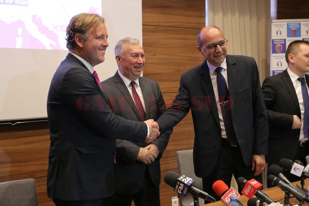 Johan Eidhagen, Chief Marketing Officer Wizz Air (stânga), preşedintele CJ Dolj, Ion Prioteasa, şi directorul Aeroportului Craiova, Mircea Dumitru (Foto: Lucian Anghel)