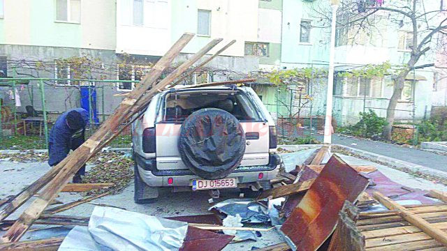 Distrugeri provocate de căderea unor acoperișuri de la blocurile de locuințe din Craiova