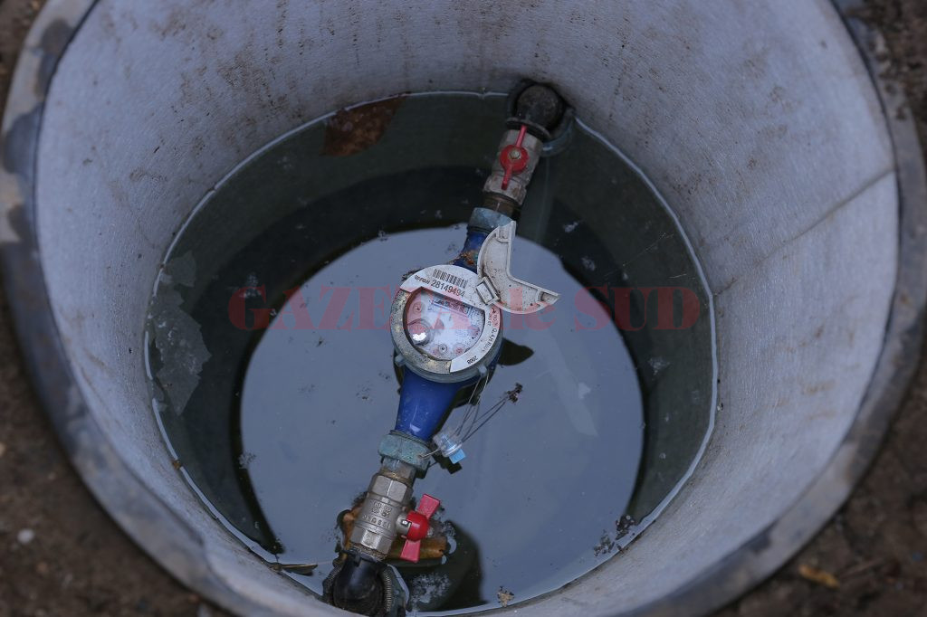 Căminul unde este instalat apometru este plin cu apă (Foto: Lucian Anghel)