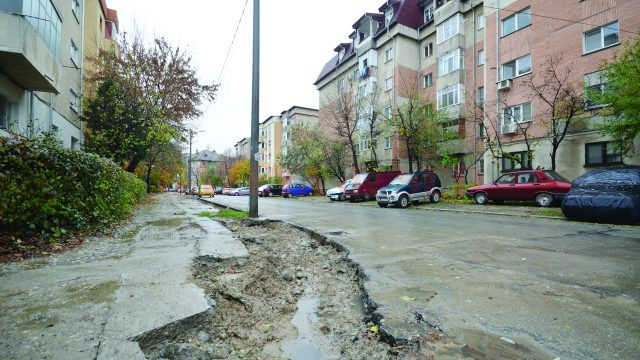 Așa arăta joi strada Dâmbovița, după ce constructorii au abandonat lucrările (FOTO: Claudiu Tudor)