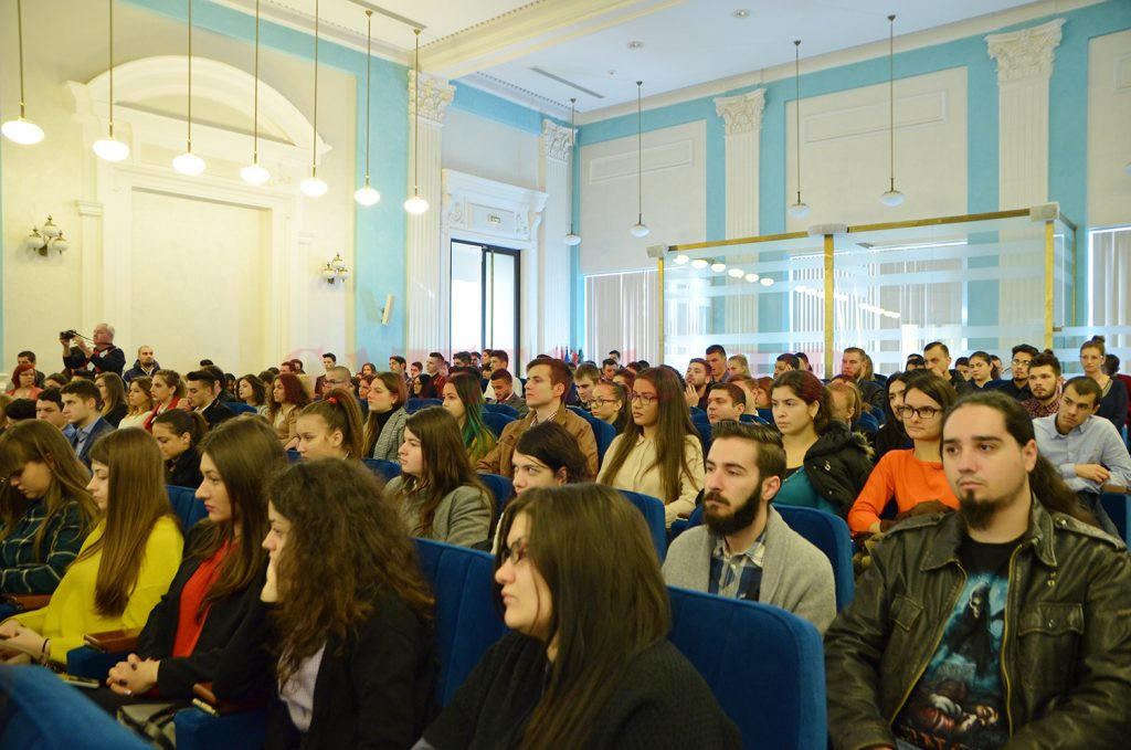 Studenții Universității din Craiova, prezenți la întâlnirea cu ambasadorul american, Hans Klemm (Foto: Bogdan Grosu)