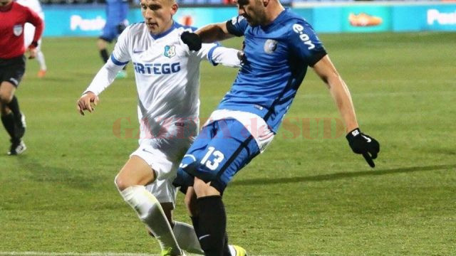 Craioveanul Alex Cioablă (la minge) continuă cu FC Viitorul în Cupa României, în detrimentul echipei Pandurii