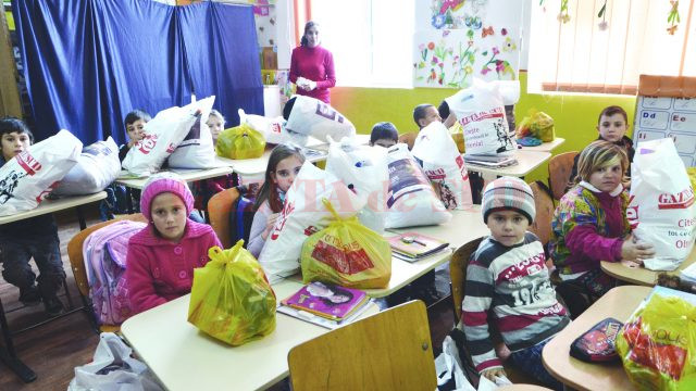 Copiii au primit cu bucurie cadourile, iar mulţi dintre ei au fost nerăbdători să vadă ce le-a trimis Moş Crăciun (Foto: Bogdan Grosu)