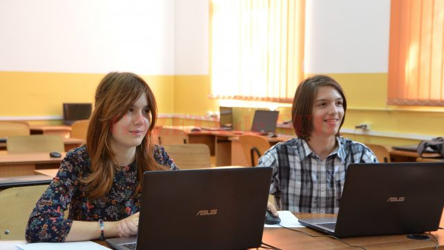 Alexandra Udriștoiu și Emanuel Adrian Dicu, elevi în clasa a IX-a la Colegiul Național „Frații Buzești“