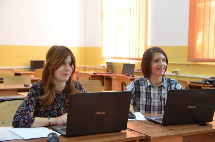 Alexandra Udriștoiu și Emanuel Adrian Dicu, elevi în clasa a IX-a la Colegiul Național „Frații Buzești“