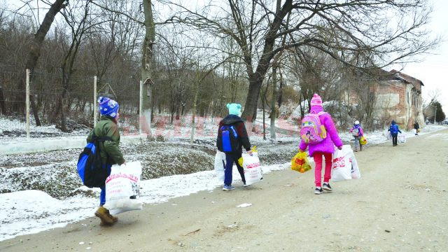 Copiii abia au cărat plasele cu daruri spre casă (Foto: Bogdan Grosu)