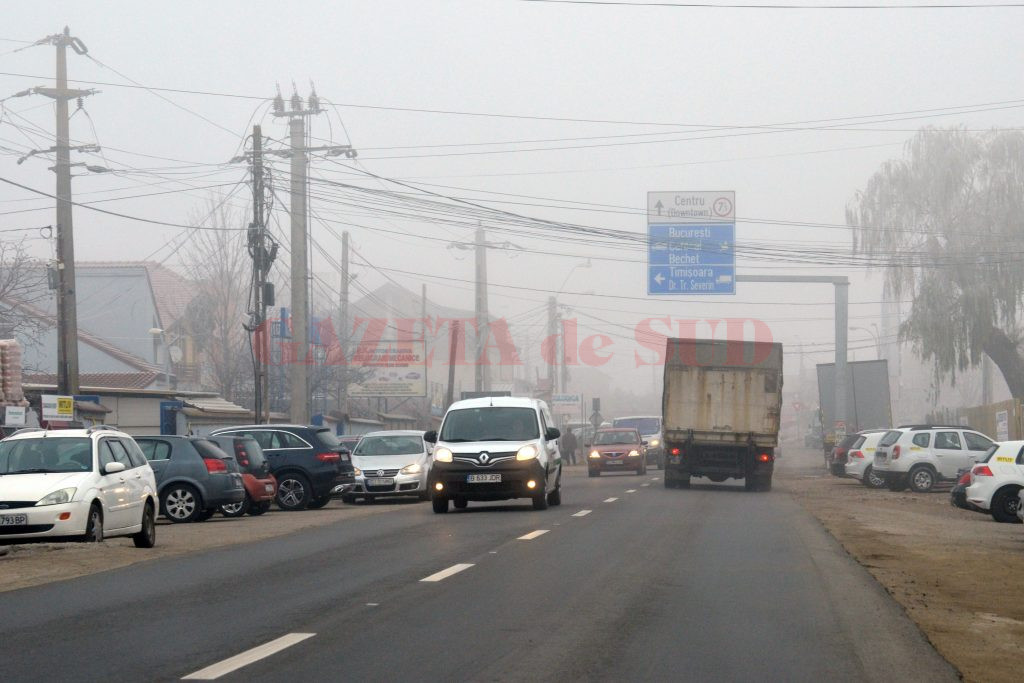 Şoferii de tir ignoră indicatorul rutier de la intrarea în oraş, care i-ar ajuta să nu mai ajungă în centrul oraşului (Foto: Bogdan Grosu)