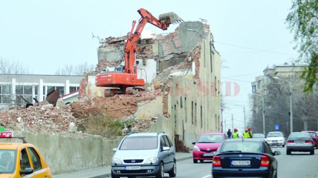 Pe strada Paşcani nu s-au impus restricţii de circulaţie în timp ce zidul morii era demolat (Foto: Bogdan Grosu)