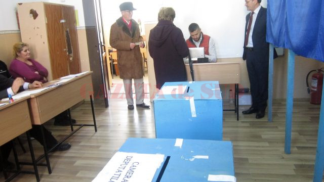 Craioveni care au votat la Secția nr. 127 din cadrul Școlii gimnaziale „Traian“ din Craiova (Foto: Carmen Rusan)