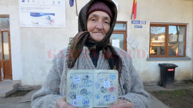 Maria Vâlceanu, din Ișalnița, a spus că votează întotdeauna. Ea a arătat buletinul plin cu autocolante cu „votat“ (Foto: Bogdan Grosu)